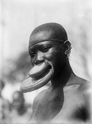 Marc Allégret, Portrait d'une femme à plateaux, Tchad, Région du Moyen-Chari, Sarh, 1925-1926