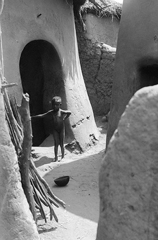Marc Allegret, Enfant devant l'entrée d'une case en mur de pisé, Cameroun, Région Extrême-Nord, Logone-Birni
