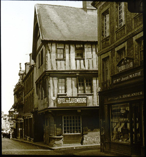 Touring Club de France, Façades sur rue, enseigne commerciale