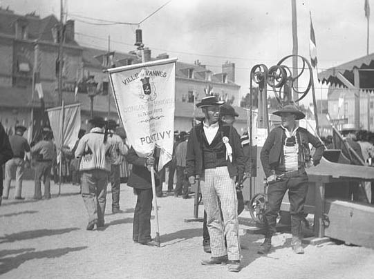 Paul Lancrenon, Concours de Vannes : joueurs de binious. Inscription sur une bannière : ville de Vannes, concours de binious du 3 juillet 1892, commune de Pontivy, 1892.07.03